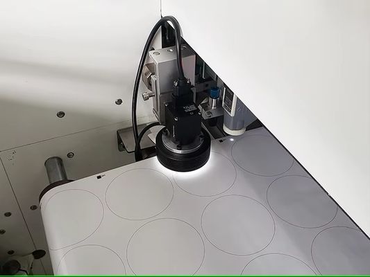 최대 27m/min 절단 속도 및 최대 330mm 라벨 폭을 가진 디지털 롤 투 시트 레이저 다이 커터