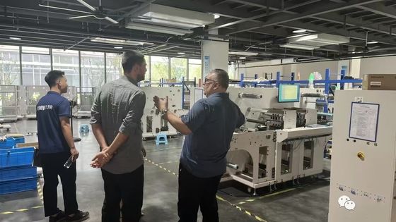 최대 27m/min 절단 속도 및 최대 330mm 라벨 폭을 가진 디지털 롤 투 시트 레이저 다이 커터