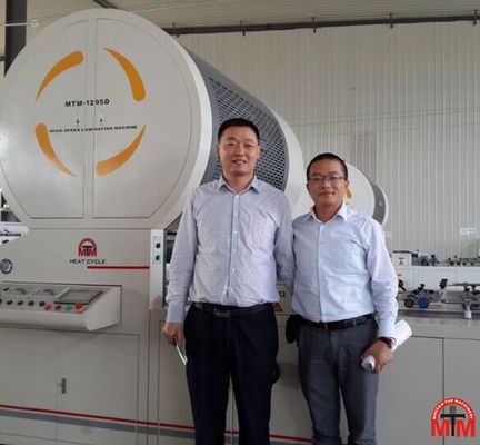 고능률 용매는 접착제 자동적인 플루트 Laminator의 기초를 두었습니다